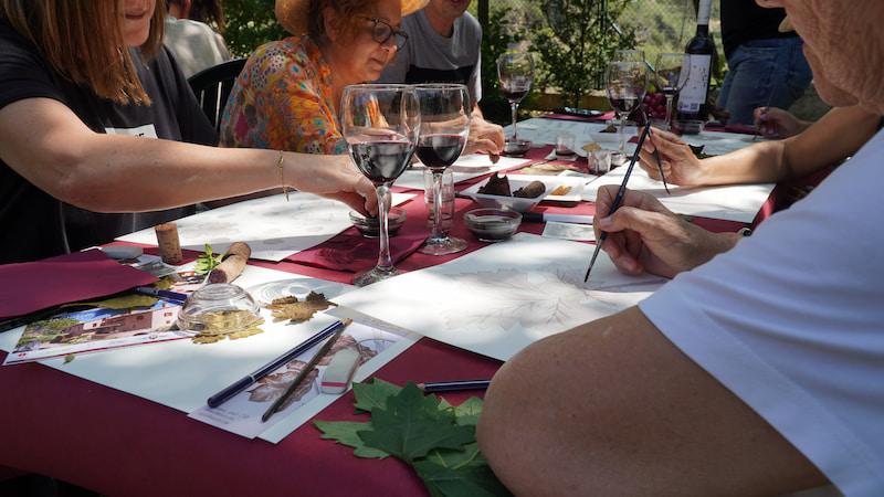 CaLaJulita-Tinta i vi Enoturistes pintant amb vi DO Pla de Bages a la casa rural Ca la Julita